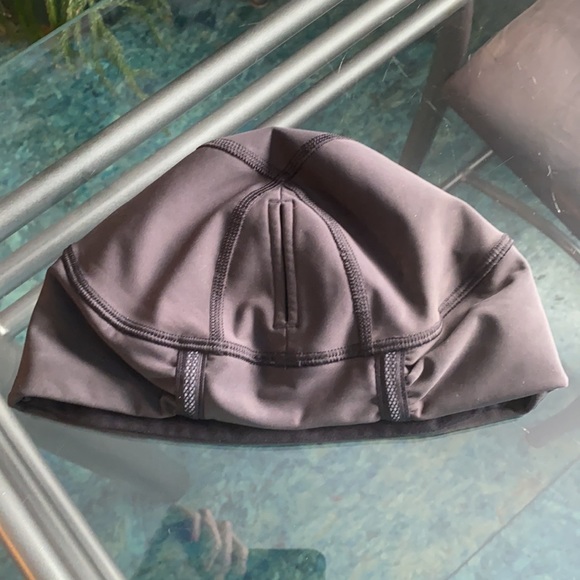 Lululemon Beanie with pony tail cut out - Picture 3 of 6